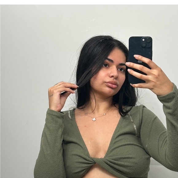 Green twist top long sleeves - Picture 2 of 3